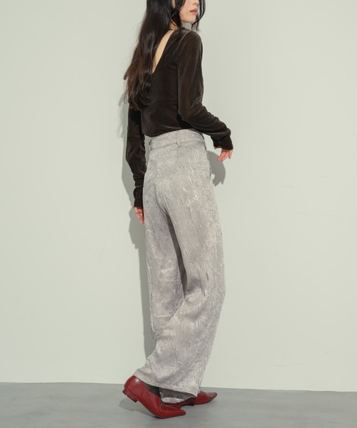 NEUNA(ヌナ)の「【ベストセラーのクロスタックパンツから、光沢感あるサテンver.が登場!】ワッシャーサテンクロスタックパンツ(スラックス・レディース・グレイッシュベージュ/ブラック・SMALL/MEDIUM)」の15枚目の写真