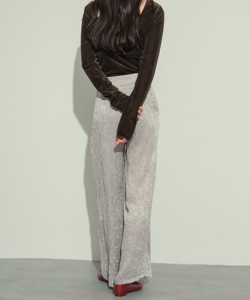 NEUNA(ヌナ)の「【ベストセラーのクロスタックパンツから、光沢感あるサテンver.が登場!】ワッシャーサテンクロスタックパンツ(スラックス・レディース・グレイッシュベージュ/ブラック・SMALL/MEDIUM)」の14枚目の写真