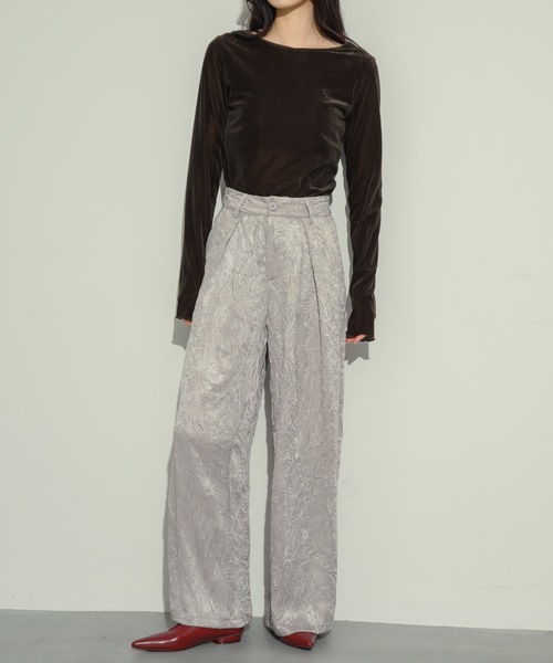NEUNA(ヌナ)の「【ベストセラーのクロスタックパンツから、光沢感あるサテンver.が登場!】ワッシャーサテンクロスタックパンツ(スラックス・レディース・グレイッシュベージュ/ブラック・SMALL/MEDIUM)」の13枚目の写真