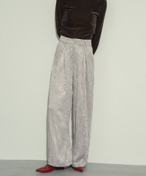 NEUNA(ヌナ)の「【ベストセラーのクロスタックパンツから、光沢感あるサテンver.が登場!】ワッシャーサテンクロスタックパンツ(スラックス・レディース・グレイッシュベージュ/ブラック・SMALL/MEDIUM)」の11枚目の写真