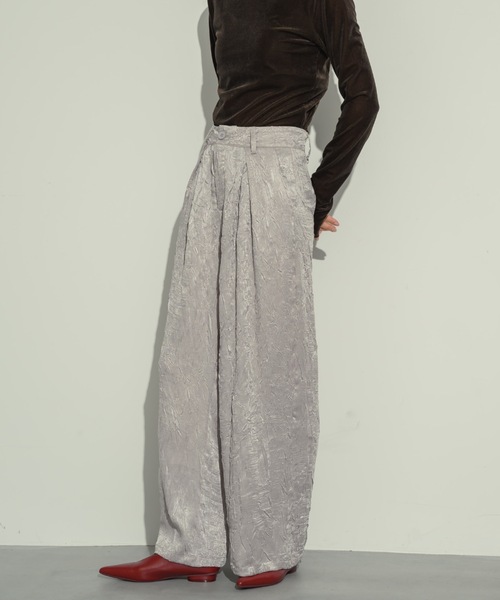 NEUNA(ヌナ)の「【ベストセラーのクロスタックパンツから、光沢感あるサテンver.が登場!】ワッシャーサテンクロスタックパンツ(スラックス・レディース・グレイッシュベージュ/ブラック・SMALL/MEDIUM)」の10枚目の写真