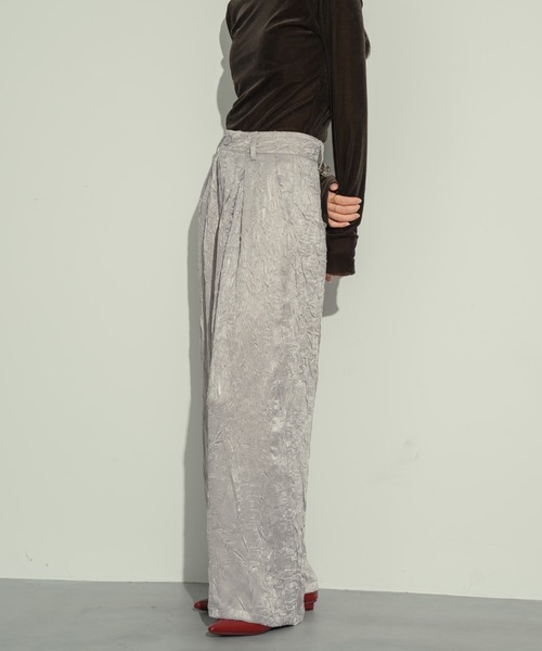 NEUNA(ヌナ)の「【ベストセラーのクロスタックパンツから、光沢感あるサテンver.が登場!】ワッシャーサテンクロスタックパンツ(スラックス・レディース・グレイッシュベージュ/ブラック・SMALL/MEDIUM)」の12枚目の写真