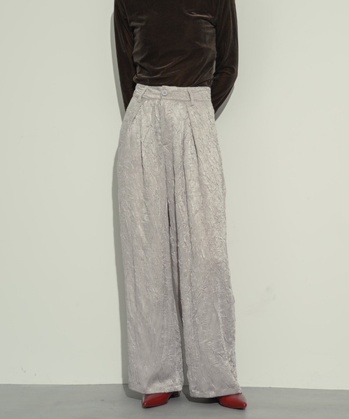 NEUNA(ヌナ)の「【ベストセラーのクロスタックパンツから、光沢感あるサテンver.が登場!】ワッシャーサテンクロスタックパンツ(スラックス・レディース・グレイッシュベージュ/ブラック・SMALL/MEDIUM)」の9枚目の写真