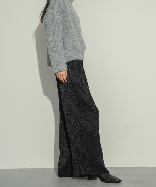 NEUNA(ヌナ)の「【ベストセラーのクロスタックパンツから、光沢感あるサテンver.が登場!】ワッシャーサテンクロスタックパンツ(スラックス・レディース・グレイッシュベージュ/ブラック・SMALL/MEDIUM)」の8枚目の写真