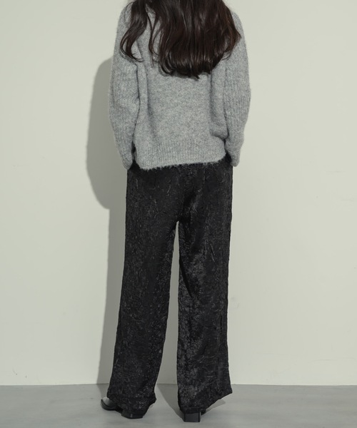 NEUNA(ヌナ)の「【ベストセラーのクロスタックパンツから、光沢感あるサテンver.が登場!】ワッシャーサテンクロスタックパンツ(スラックス・レディース・グレイッシュベージュ/ブラック・SMALL/MEDIUM)」の6枚目の写真