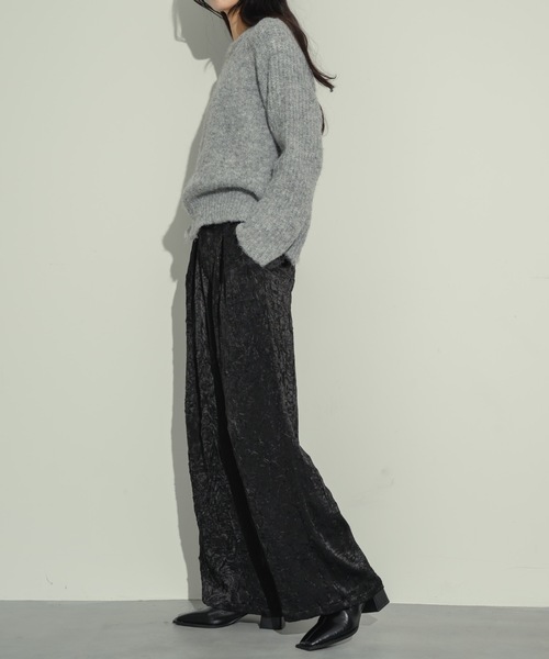 NEUNA(ヌナ)の「【ベストセラーのクロスタックパンツから、光沢感あるサテンver.が登場!】ワッシャーサテンクロスタックパンツ(スラックス・レディース・グレイッシュベージュ/ブラック・SMALL/MEDIUM)」の5枚目の写真