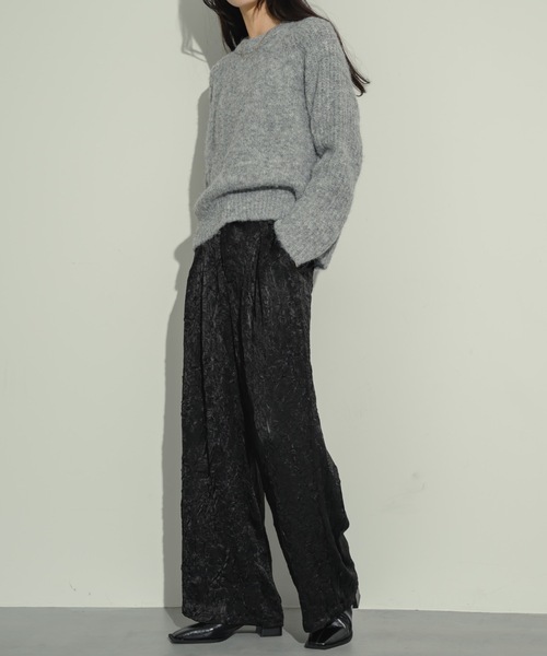 NEUNA(ヌナ)の「【ベストセラーのクロスタックパンツから、光沢感あるサテンver.が登場!】ワッシャーサテンクロスタックパンツ(スラックス・レディース・グレイッシュベージュ/ブラック・SMALL/MEDIUM)」の4枚目の写真