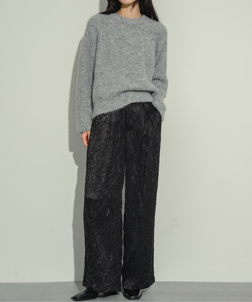 NEUNA(ヌナ)の「【ベストセラーのクロスタックパンツから、光沢感あるサテンver.が登場!】ワッシャーサテンクロスタックパンツ(スラックス・レディース・グレイッシュベージュ/ブラック・SMALL/MEDIUM)」の3枚目の写真