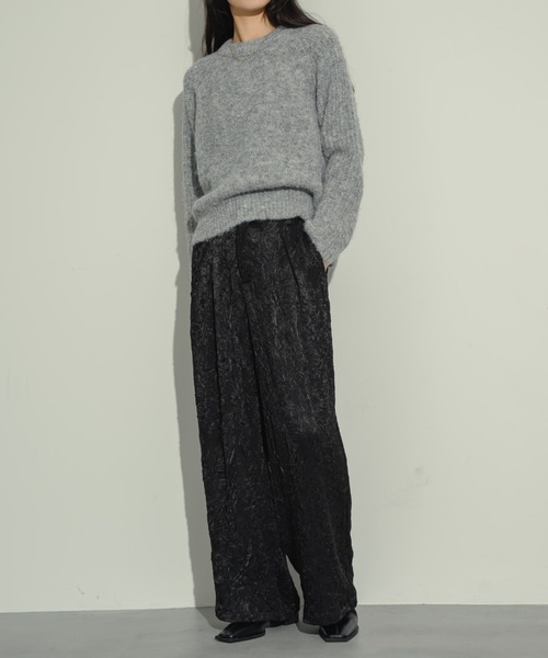 NEUNA(ヌナ)の「【ベストセラーのクロスタックパンツから、光沢感あるサテンver.が登場!】ワッシャーサテンクロスタックパンツ(スラックス・レディース・グレイッシュベージュ/ブラック・SMALL/MEDIUM)」の7枚目の写真