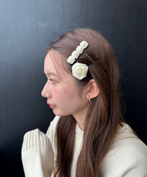 FOREVER 21(フォーエバー トゥエンティーワン)の「ローズセットヘアピン(ヘアピン・レディース・ホワイト系その他2/ブラック・FREE)」の1枚目の写真