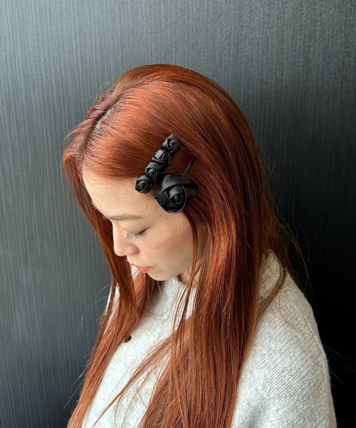FOREVER 21(フォーエバー トゥエンティーワン)の「ローズセットヘアピン(ヘアピン・レディース・ホワイト系その他2/ブラック・FREE)」の2枚目の写真