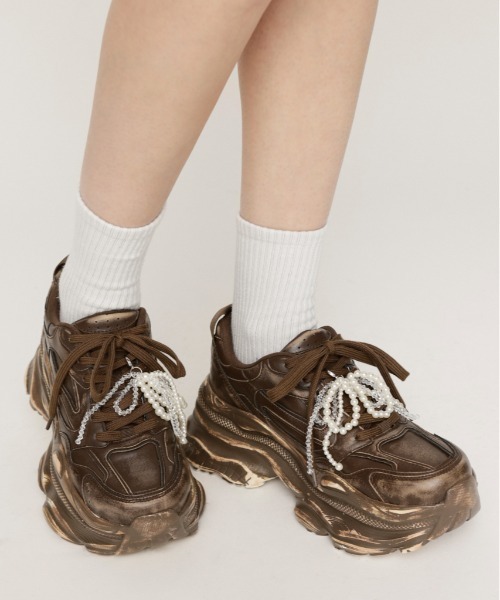 SLY(スライ)の「RIBBON SNEAKER CHARM リボン スニーカー チャーム(シューズアクセサリー・レディース・アイボリー/シルバー・FREE)」の2枚目の写真