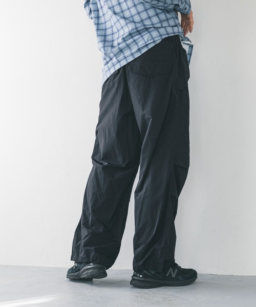 LOWRYS FARM（ローリーズファーム）の「ナイロンパラシュートパンツ　288786（その他パンツ・メンズ・アイボリー/ブラック・MEDIUM/LARGE）」の12枚目の写真