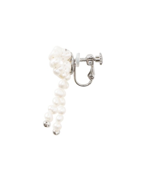 ANAYI(アナイ)の「ハーフリボン淡水パールイヤリング(イヤリング・レディース・オフホワイト・FREE)」の5枚目の写真