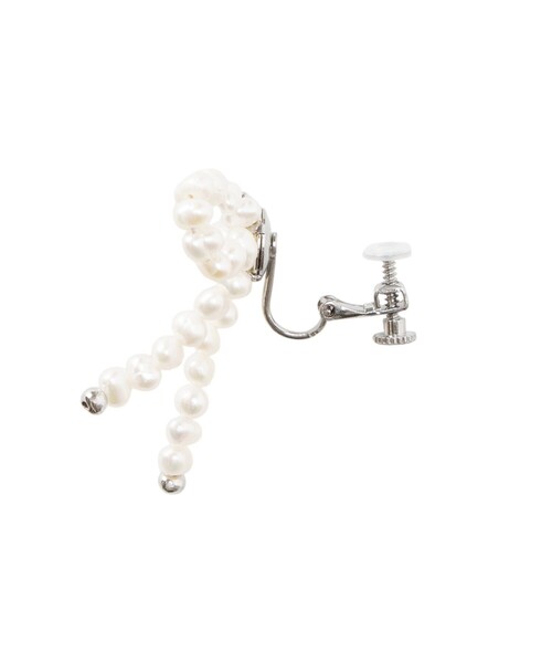 ANAYI(アナイ)の「ハーフリボン淡水パールイヤリング(イヤリング・レディース・オフホワイト・FREE)」の6枚目の写真