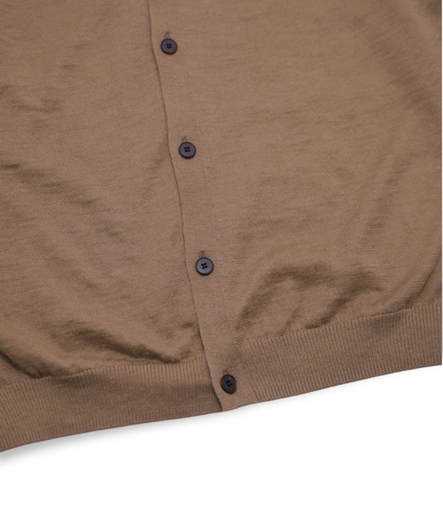 ATON(エイトン)の「【ATON】 RAMIE CASHMERE V-NECK KNIT CARDIGAN(カーディガン/ボレロ・メンズ・キャメル・4)」の3枚目の写真