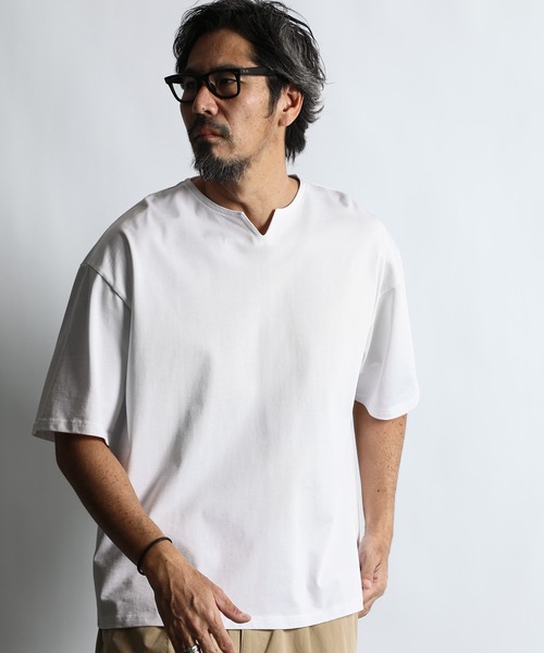 The DUFFER of ST.GEORGE（ザダファーオブセントジョージ）の「SILICON BIO KEY NECK S/SL TEE：シリコンバイオ加工 シルキータッチ キーネックTシャツ（Tシャツ/カットソー・メンズ・ホワイト/ブラック/チャコールグレー・LARGE/X-LARGE/SMALL/MEDIUM）」の2枚目の写真