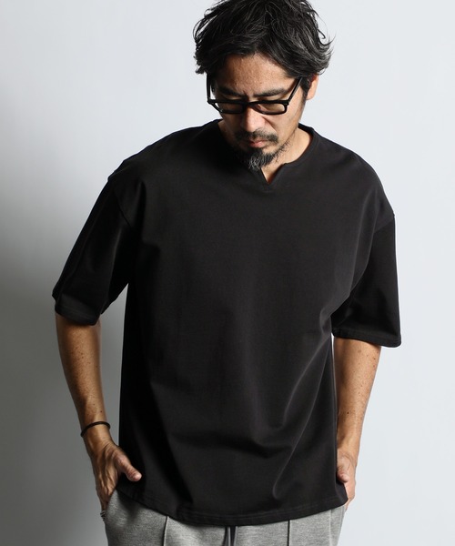 The DUFFER of ST.GEORGE（ザダファーオブセントジョージ）の「SILICON BIO KEY NECK S/SL TEE：シリコンバイオ加工 シルキータッチ キーネックTシャツ（Tシャツ/カットソー・メンズ・ホワイト/ブラック/チャコールグレー・LARGE/X-LARGE/SMALL/MEDIUM）」の3枚目の写真