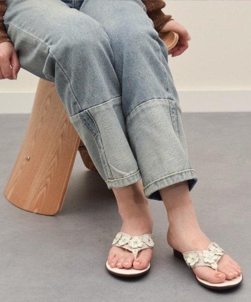 【ITALIAN SHOEMAKERS】フラワートングフラットサンダル ITALIAN SHOEMAKERS】フラワートングフラットサンダル(952335