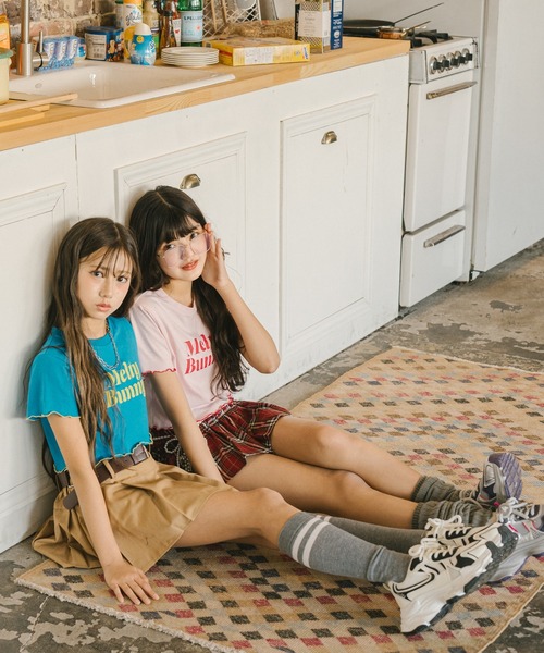 URBAN CHERRY（アーバンチェリー）の「【MELTY BUNNY/メルティバニー】配色メロウロゴプリントTシャツ（Tシャツ/カットソー・キッズ・ピンク/ブルー/ブラック・XS/S/M）」の4枚目の写真