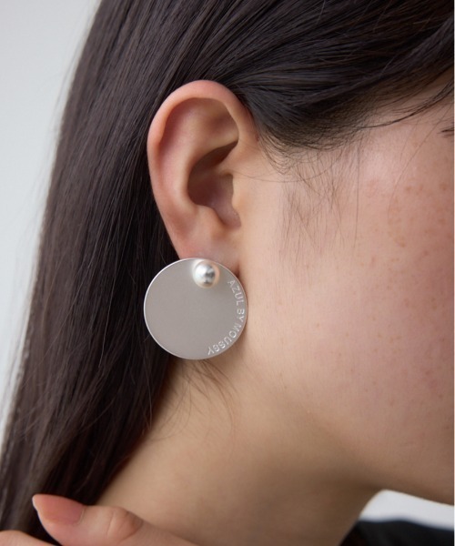 AZUL by moussy(アズールバイマウジー)の「サークルプレートロゴピアス(ピアス(両耳用)・レディース・シルバー/ゴールド系その他・FREE)」の2枚目の写真