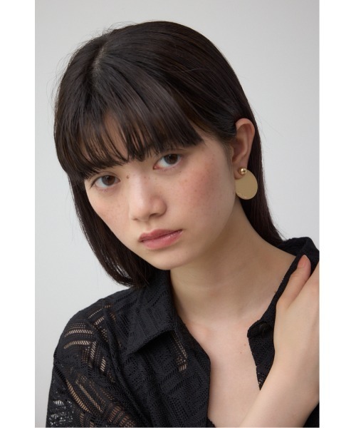 AZUL by moussy(アズールバイマウジー)の「サークルプレートロゴピアス(ピアス(両耳用)・レディース・シルバー/ゴールド系その他・FREE)」の8枚目の写真