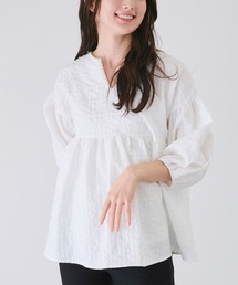 パール付きキーネックふんわりブラウス