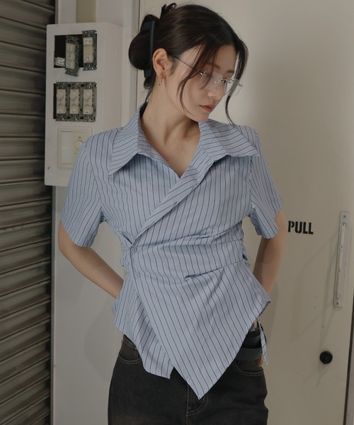 Mili affinity（ミリアフィニティー）の「ウエストタッククロス半袖シャツ（シャツ/ブラウス・レディース・オフホワイト/ブルー/ストライプ・FREE）」の3枚目の写真
