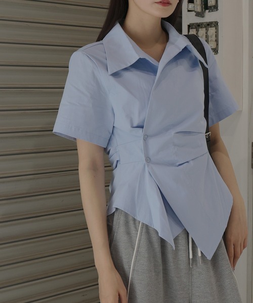 Mili affinity（ミリアフィニティー）の「ウエストタッククロス半袖シャツ（シャツ/ブラウス・レディース・オフホワイト/ブルー/ストライプ・FREE）」の2枚目の写真