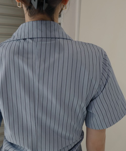 Mili affinity（ミリアフィニティー）の「ウエストタッククロス半袖シャツ（シャツ/ブラウス・レディース・オフホワイト/ブルー/ストライプ・FREE）」の4枚目の写真