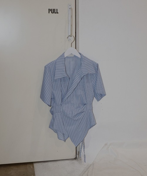 Mili affinity（ミリアフィニティー）の「ウエストタッククロス半袖シャツ（シャツ/ブラウス・レディース・オフホワイト/ブルー/ストライプ・FREE）」の5枚目の写真