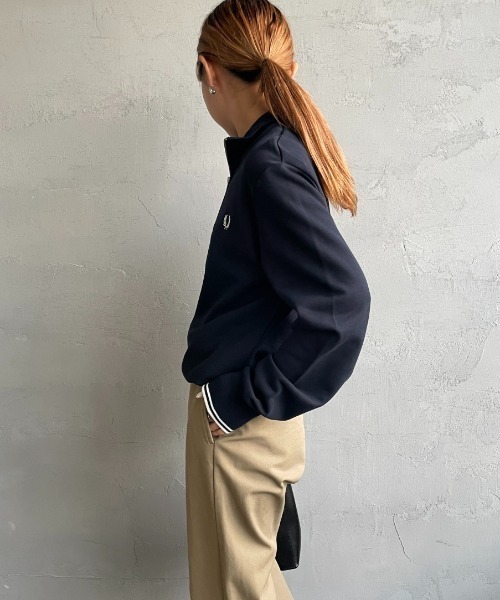 FRED PERRY（フレッドペリー）の「[FRED PERRY/フレッドペリー] ワンポイントロゴ刺繍 ハーフジップスウェット M3574（スウェット・レディース・ダークグリーン/キャメル/ブラック/グレー/グレイッシュベージュ/グリーン/ブラック系/ブルー系/ボルドー/アイボリー/ネイビー・S/M/L/XL）」の13枚目の写真