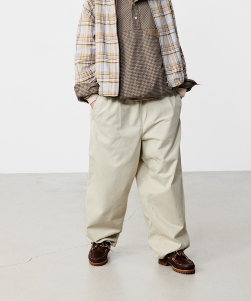 BEAMS(ビームス)の「リラックスフィット ベーシック ツイル イージーパンツ(その他パンツ・メンズ・セージグリーン/アイボリー/ブラック・S/M/L/XL)」の1枚目の写真