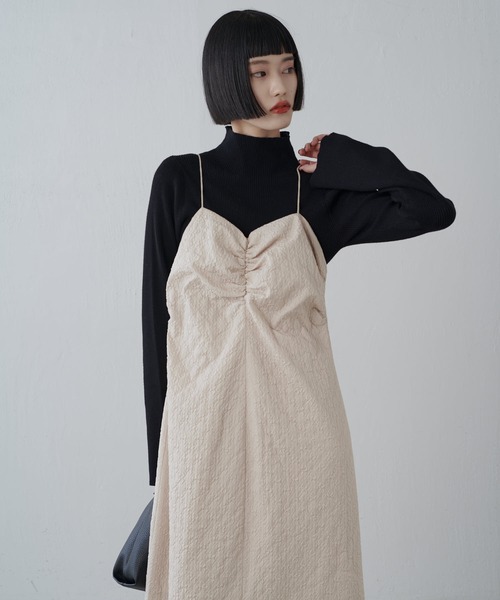 Lui's（ルイス）の「ジャガードシャーリングキャミワンピース（ワンピース・レディース・オフホワイト/ブラック/ベージュ・FREE）」の7枚目の写真