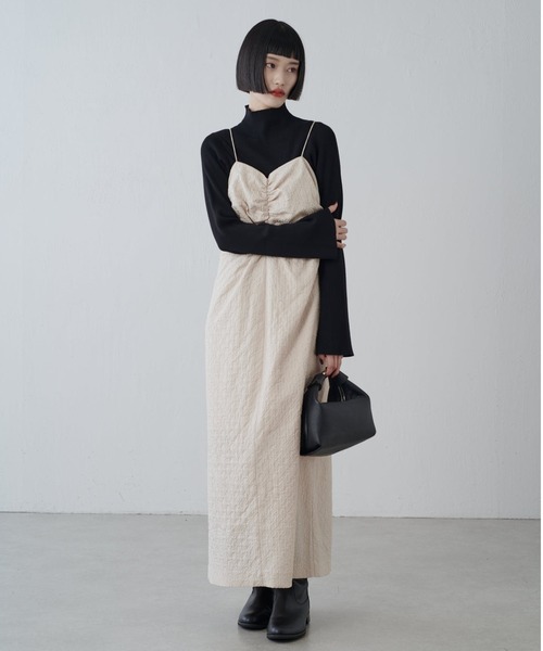 Lui's（ルイス）の「ジャガードシャーリングキャミワンピース（ワンピース・レディース・オフホワイト/ブラック/ベージュ・FREE）」の4枚目の写真