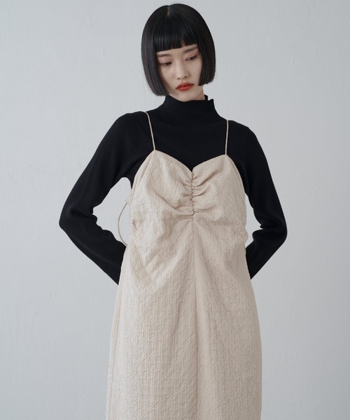 Lui's（ルイス）の「ジャガードシャーリングキャミワンピース（ワンピース・レディース・オフホワイト/ブラック/ベージュ・FREE）」の6枚目の写真