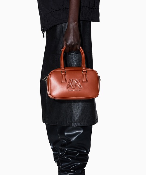 ARMANI EXCHANGE(アルマーニエクスチェンジ)の「【A|X アルマーニ エクスチェンジ】<オンライン限定>AXロゴ ミニボウリングバッグ(ハンドバッグ・レディース・ダークグリーン/キャメル・FREE)」の2枚目の写真