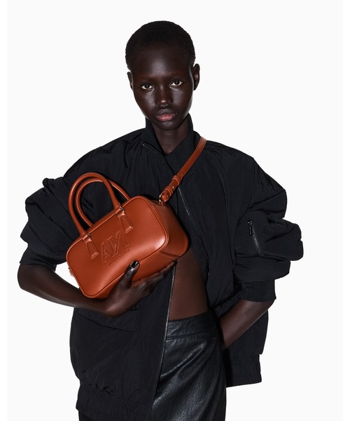 ARMANI EXCHANGE(アルマーニエクスチェンジ)の「【A|X アルマーニ エクスチェンジ】<オンライン限定>AXロゴ ミニボウリングバッグ(ハンドバッグ・レディース・ダークグリーン/キャメル・FREE)」の16枚目の写真