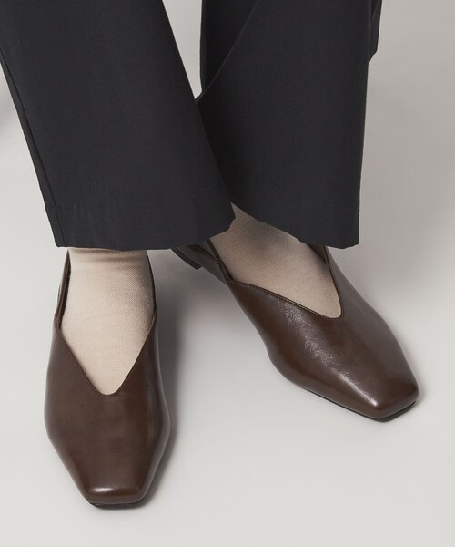 green label relaxing（グリーンレーベルリラクシング）の「スクエア 2WAY フラットシューズ（その他シューズ・レディース・ホワイト/ブラック/ゴールド/ダークブラウン・22.5cm/23cm/23.5cm/24cm/24.5cm/25cm/25.5cm）」の4枚目の写真