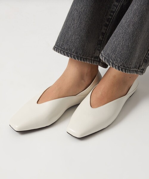 green label relaxing（グリーンレーベルリラクシング）の「スクエア 2WAY フラットシューズ（その他シューズ・レディース・ホワイト/ブラック/ゴールド/ダークブラウン・22.5cm/23cm/23.5cm/24cm/24.5cm/25cm/25.5cm）」の7枚目の写真