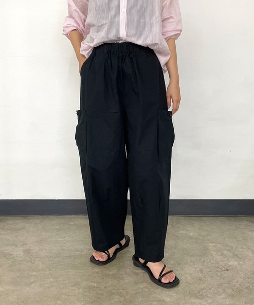 CRB(シーアールビー)の「裾ダーツカーゴパンツ(その他パンツ・レディース・グレー/モカ/インディゴブルー/カーキ/ブラック・F)」の2枚目の写真