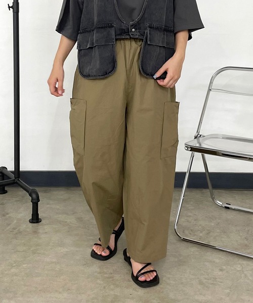 CRB(シーアールビー)の「裾ダーツカーゴパンツ(その他パンツ・レディース・グレー/モカ/インディゴブルー/カーキ/ブラック・F)」の4枚目の写真