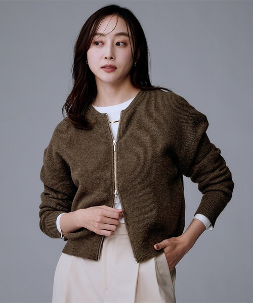 UNTITLED（アンタイトル）の「【ゆったりサイズ／着丈短め】ジップニットカーディガン（カーディガン/ボレロ・レディース・ライトブルー/ブラウン系その他/ブラック/ライトグレー/ライトグレー系5・48/44/04/02/00）」の21枚目の写真