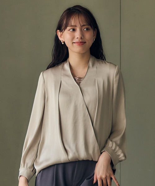 12Twelve Agenda(トゥエルブ アジェンダ)の「ヴィンテージサテンカシュクールデザインブラウス(シャツ/ブラウス・レディース・アイボリー/グレイッシュベージュ/ブラウン/チャコールグレー・M)」の4枚目の写真