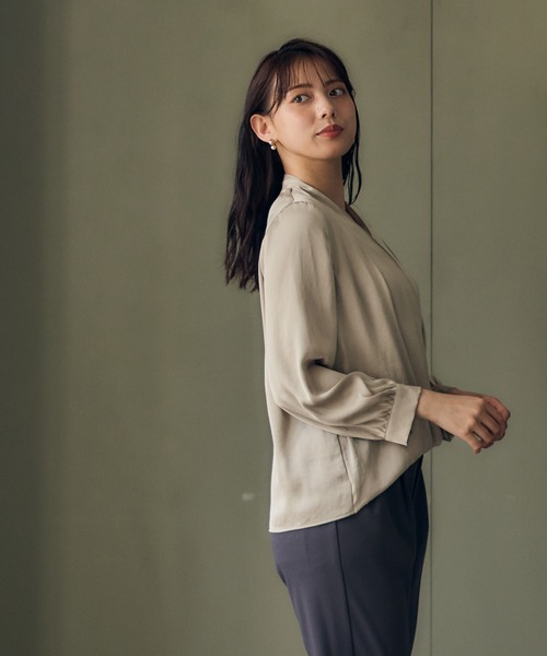 12Twelve Agenda(トゥエルブ アジェンダ)の「ヴィンテージサテンカシュクールデザインブラウス(シャツ/ブラウス・レディース・アイボリー/グレイッシュベージュ/ブラウン/チャコールグレー・M)」の6枚目の写真