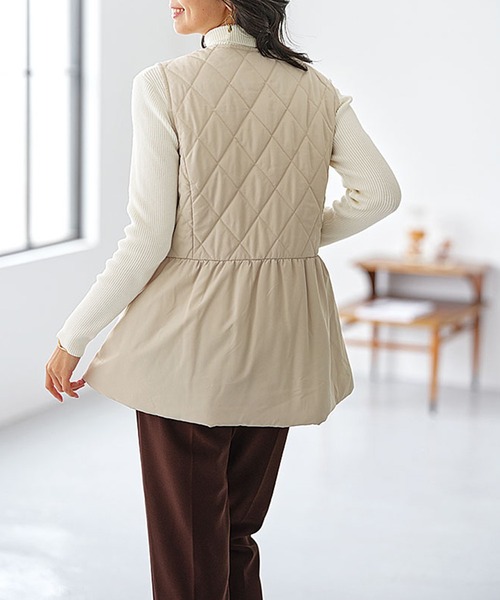 BELLUNA PLUS(ベルーナ)の「キルト切替ペプラムベスト(ベスト・レディース・アイボリー/ブラック・MEDIUM/LARGE/X-LARGE)」の5枚目の写真