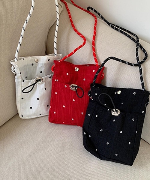 VIBGYOR(ヴィブジョー)の「Mignonjour/フラワードットミニショルダーバッグ M2844(ショルダーバッグ・レディース・ブラック/ホワイト/レッド・FREE)」の3枚目の写真