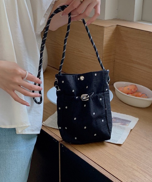 VIBGYOR(ヴィブジョー)の「Mignonjour/フラワードットミニショルダーバッグ M2844(ショルダーバッグ・レディース・ブラック/ホワイト/レッド・FREE)」の2枚目の写真