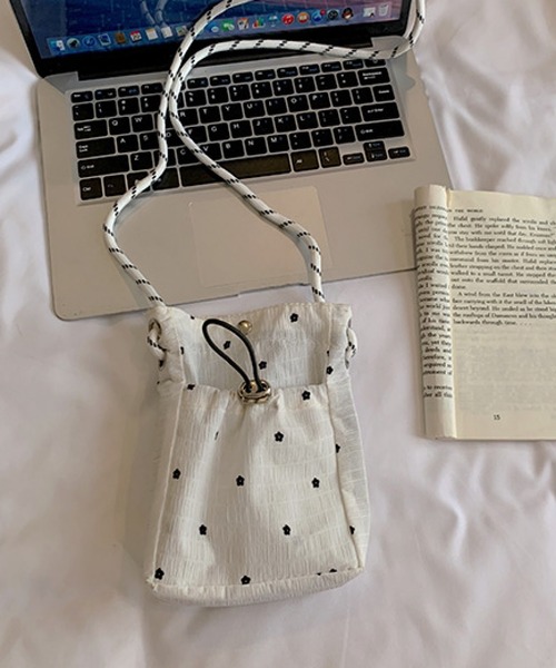 VIBGYOR(ヴィブジョー)の「Mignonjour/フラワードットミニショルダーバッグ M2844(ショルダーバッグ・レディース・ブラック/ホワイト/レッド・FREE)」の12枚目の写真