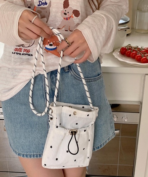 VIBGYOR(ヴィブジョー)の「Mignonjour/フラワードットミニショルダーバッグ M2844(ショルダーバッグ・レディース・ブラック/ホワイト/レッド・FREE)」の6枚目の写真